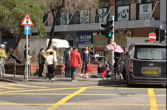 女子被客貨車撞倒。 網圖