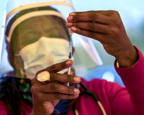 肯尼亞有公立醫院員工被指違規向接種新冠疫苗人士收費，甚至以清水冒充疫苗。AP資料圖片，非涉事人