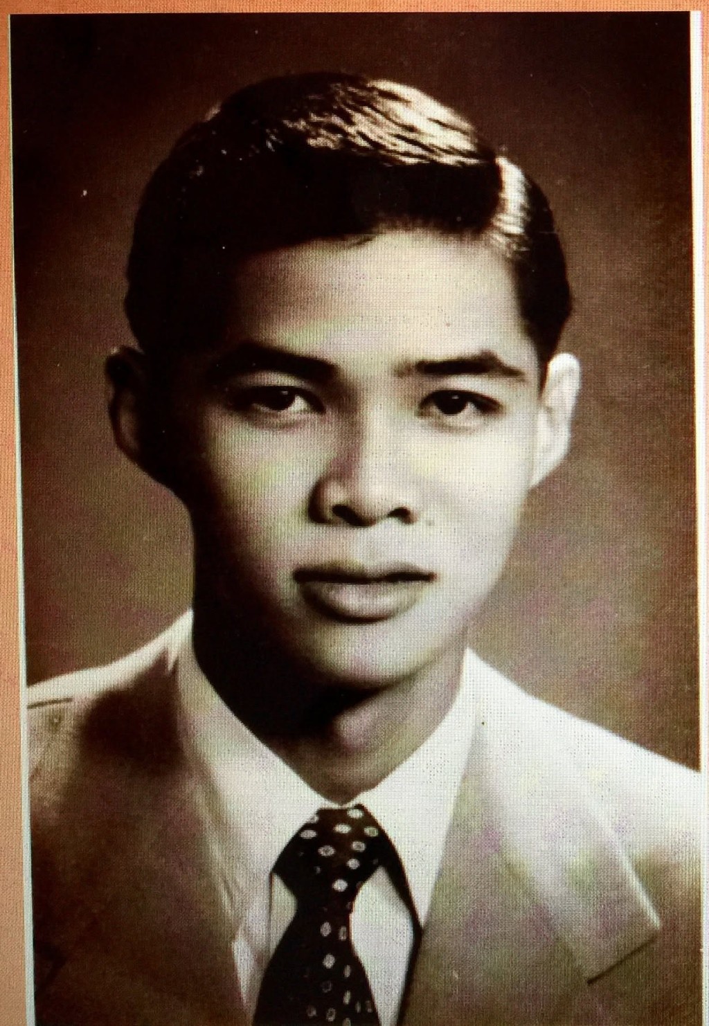 羅淑佩亦上戴了一張父親年輕時的黑白相。羅淑佩fb 羅淑佩亦上戴了一張父親年輕時的黑白相。羅淑佩fb