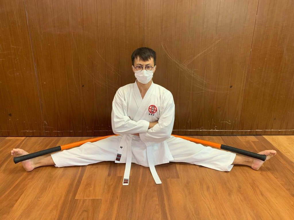 學了空手道的坤哥，筋骨變得相當柔軟。