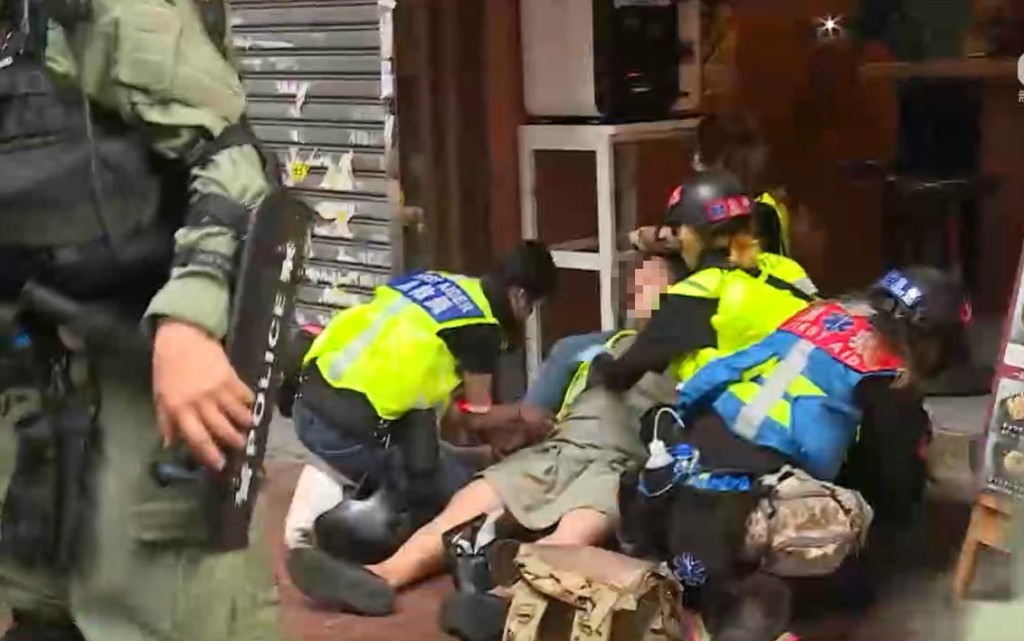 一名男子混亂中不適倒地。無綫截圖