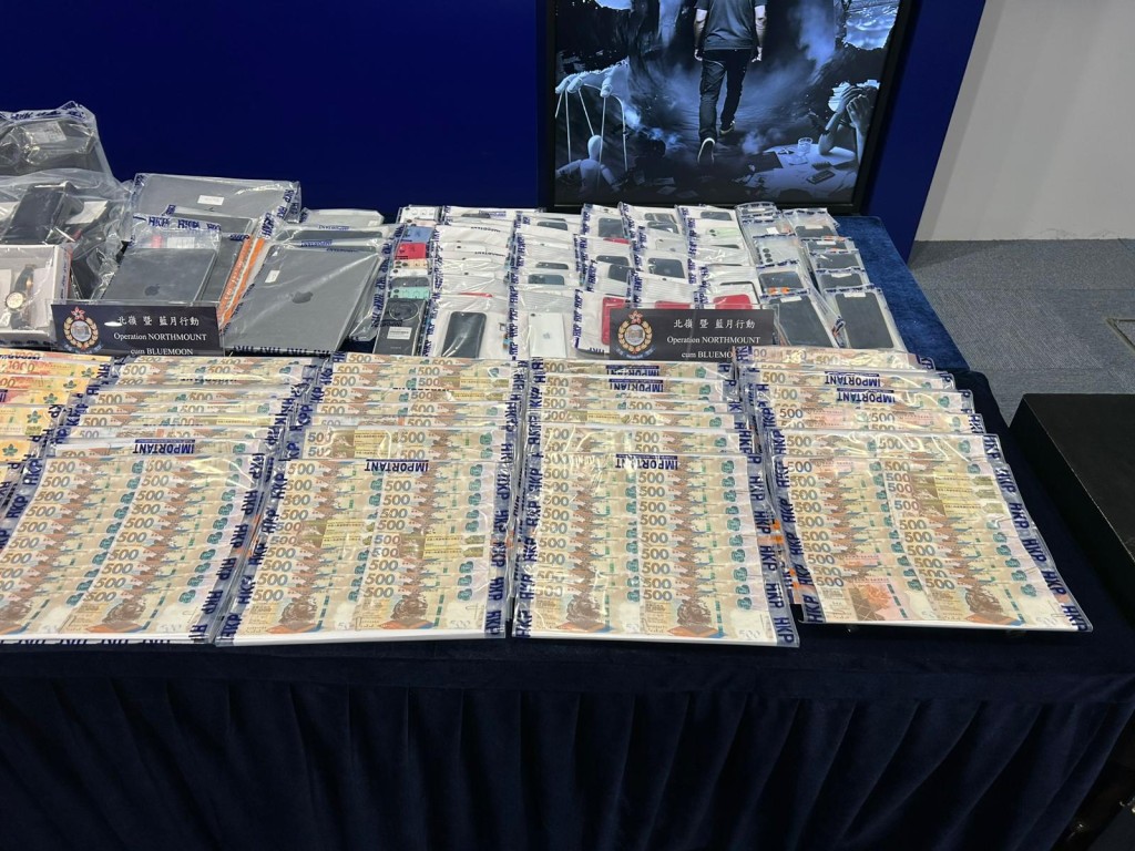 警方展示證物。 警方展示證物。
