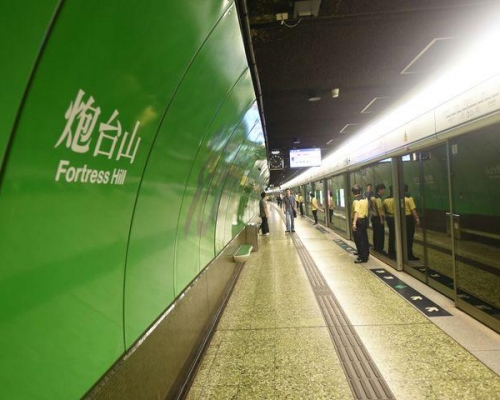 港鐵安排特別列車接載乘客離開炮台山站。資料圖片