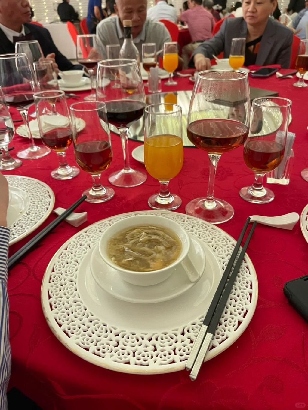 現時不少香港酒店或酒樓的婚宴都會採取「分餐制」