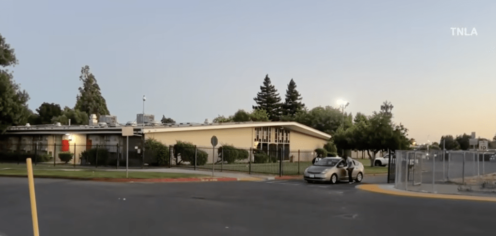 涉事學校為「Sem Yeto High School」，是一所替代學校（Alternative school），與法費爾高中（Fairfield High School）共用校園。ABC截圖