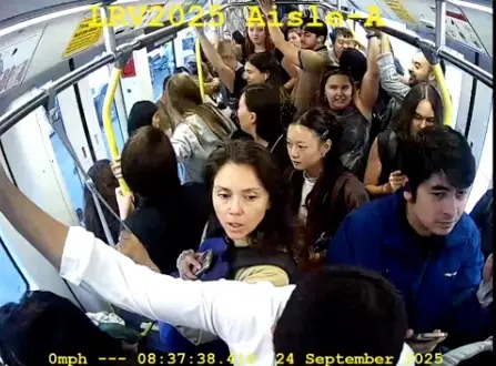 车厢内载满乘客。 SFMTA