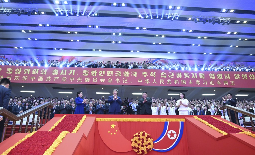 习近平和彭丽媛观看朝鲜专场文艺演出。 新华社