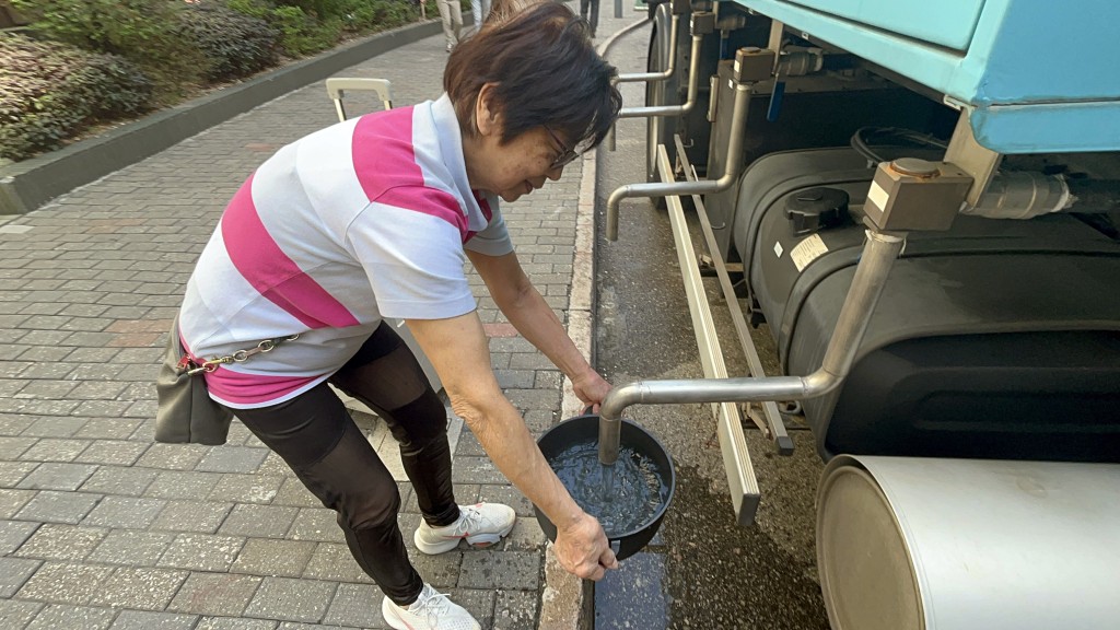 居民在水車取水。楊偉亨攝 居民在水車取水。楊偉亨攝