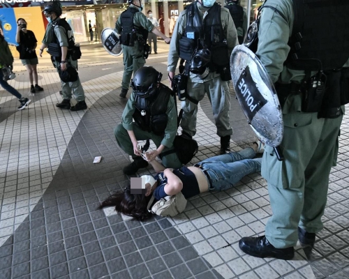 警方在銅鑼灣制服數人。