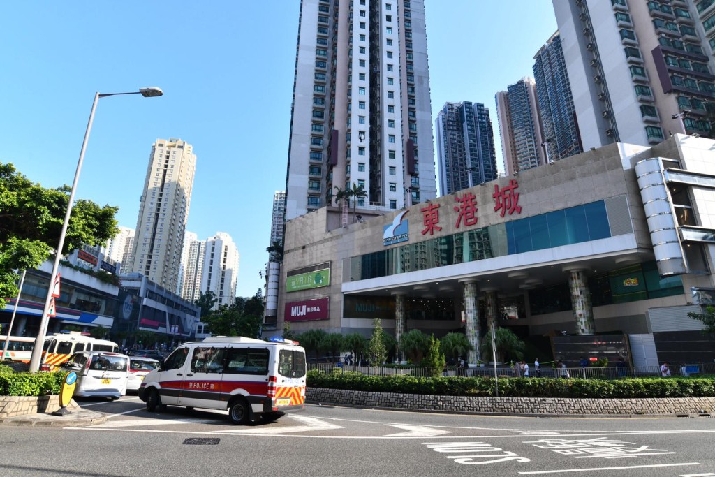 防暴警在東港城外戒備。