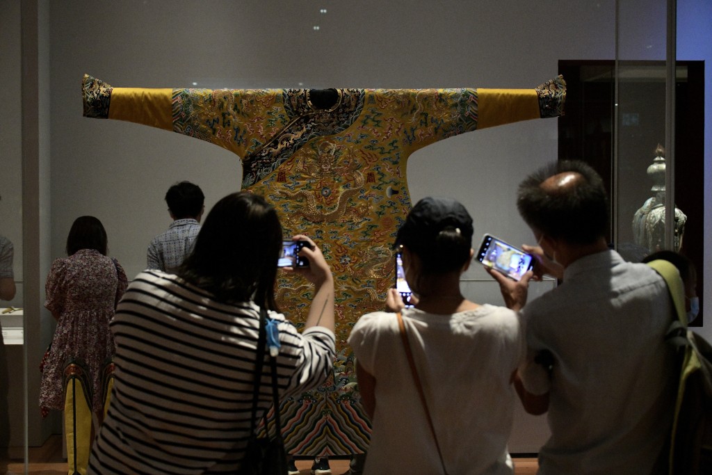 香港故宮館展出的清乾隆皇帝龍袍。資料圖片