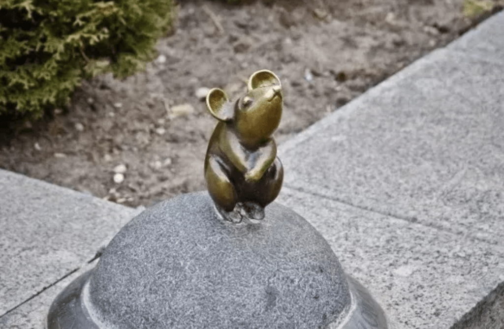 頓內茨克地區近日出現一隻小老鼠雕像。社交平台X圖片