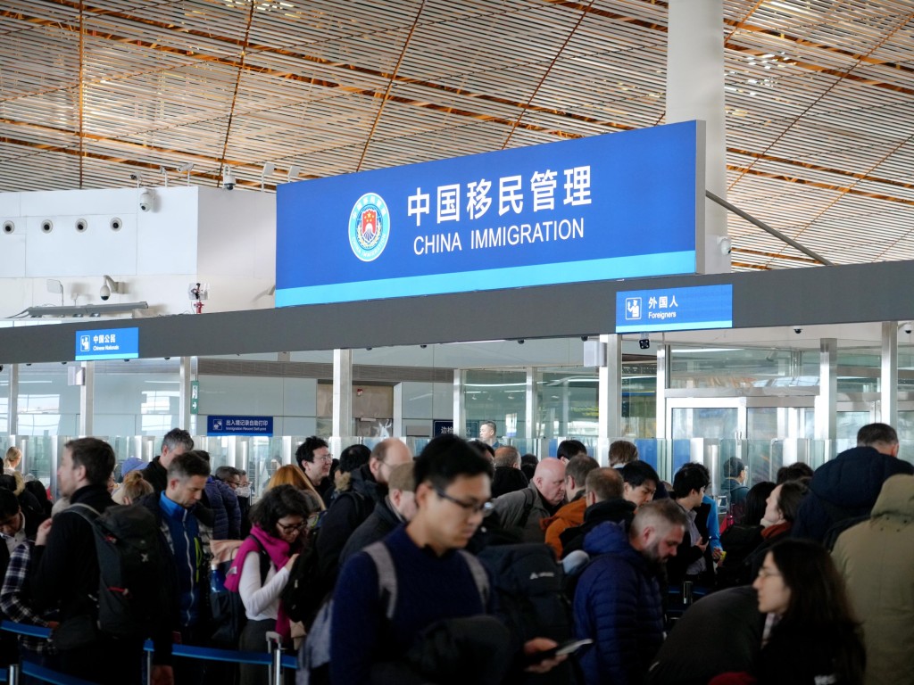 反向過年下，許多父母也入城與子女團圓，令春運模式出現改變。北京日報