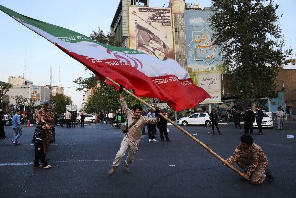 伊朗上周六空袭以色列后，德黑兰有人举行反以示威。美联社