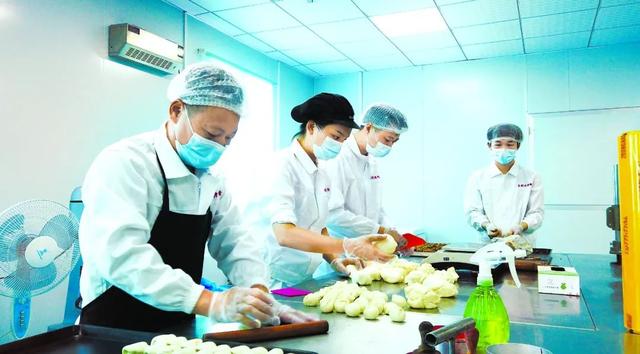 内地厂商制造平价月饼情况。中国纪检监察报