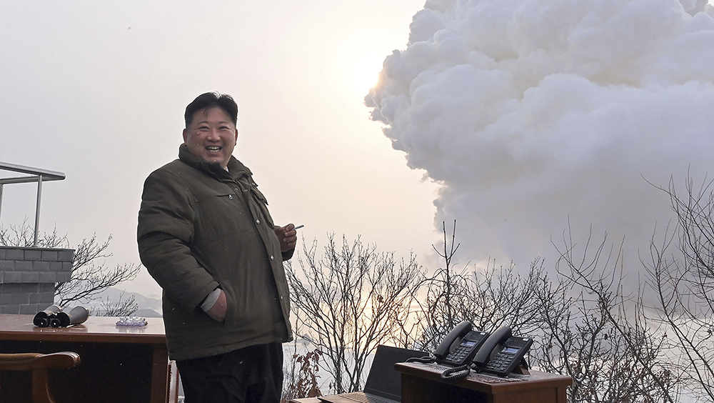 北韓領導人金正恩在東倉里西海衛星發射場指導「了140噸推力高功率固體燃料引擎的首次地面噴射」試驗。AP