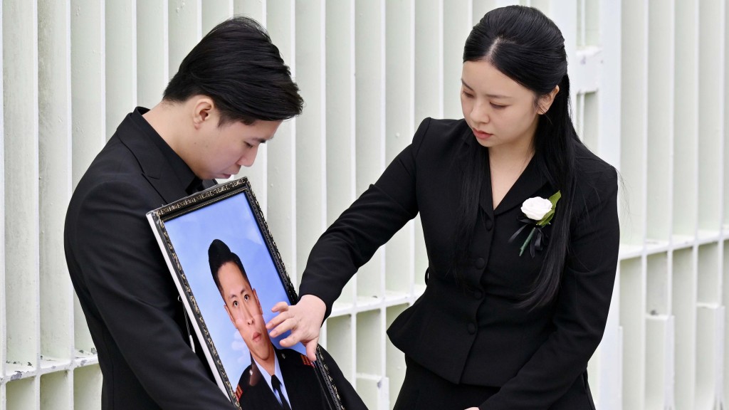 宏福苑大火當日,消防隊目(追授)何偉豪不幸殉職。 宏福苑大火當日,消防隊目(追授)何偉豪不幸殉職。