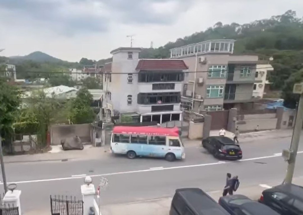 小巴倒後擬繞過黑色私家車。fb馬路的事討論區影片截圖
