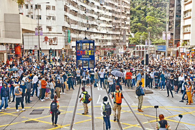 ■反修例风波中，不少公务员参与集会游行示威。公务员事务局局长罗智光表明，公务员违法一旦被捕，在调查期间会即时停职。