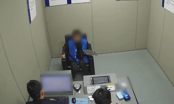 警察對韋某某進行審訊。極目新聞