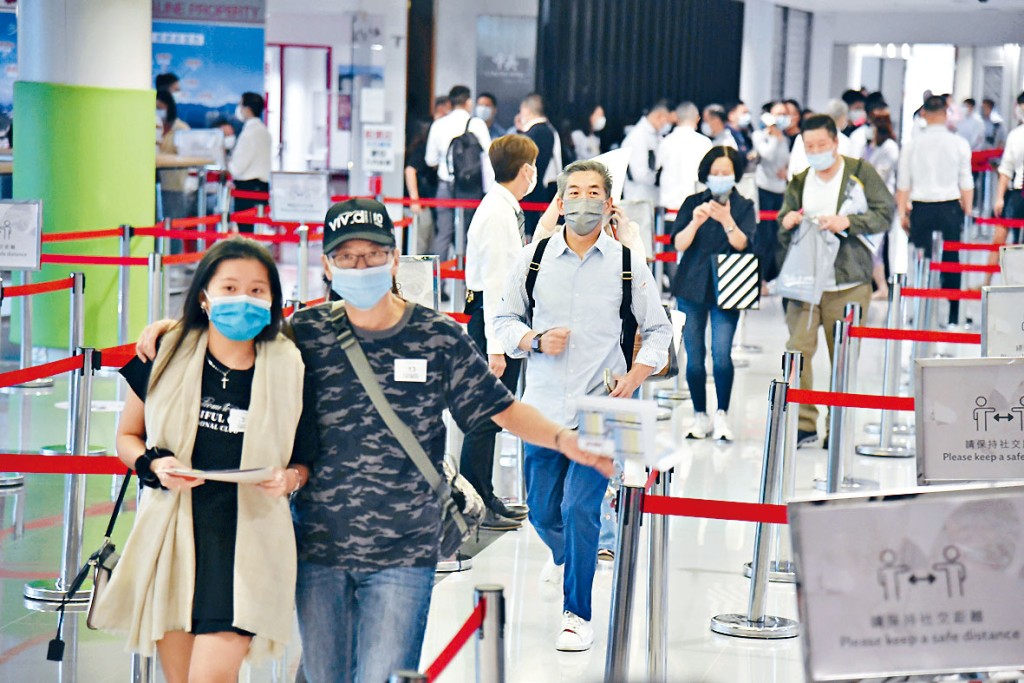 ■大圍站柏傲莊I昨首度開售，售樓處大排長龍。