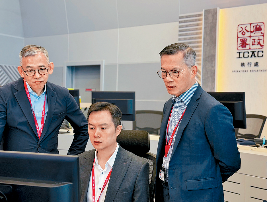 廉政专员胡英明（左）监督廉洁选举行动部署。 