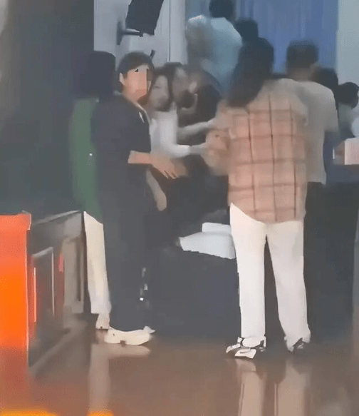 鄭州一中學舉辦「愧疚教育」活動，家長跪地任蒙眼子女踩背。新華日報