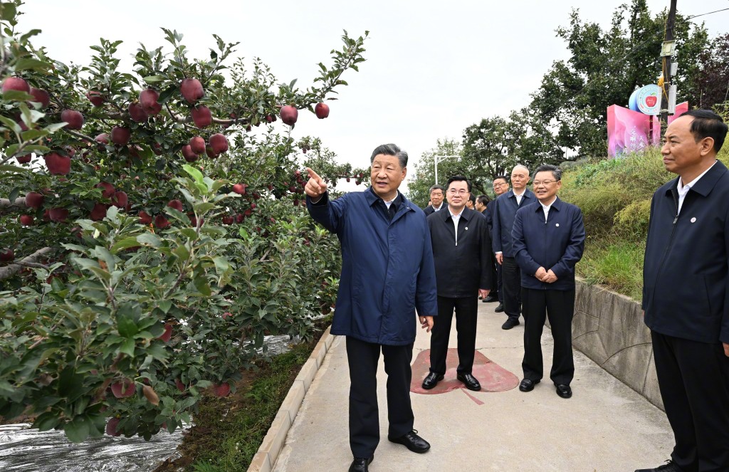 习近平在陕西宝鸡市和甘肃天水市考察调研。（新华社）