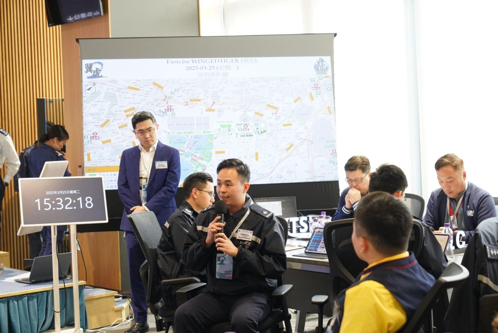 督察朱健樂在跨部門桌上演練中向其他持份者匯報人群管理方案。 督察朱健樂在跨部門桌上演練中向其他持份者匯報人群管理方案。