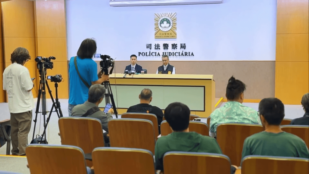 司警見記者交代案情。FB:司警教室 司警見記者交代案情。FB:司警教室