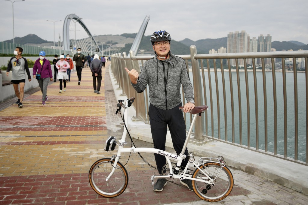 刘先生指日后会选择继续到跨湾大桥踏单车。苏正谦摄