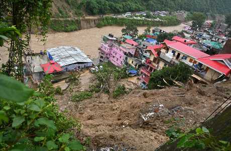 喜马偕尔邦不少住宅区遭倾泻山泥侵袭。美联社