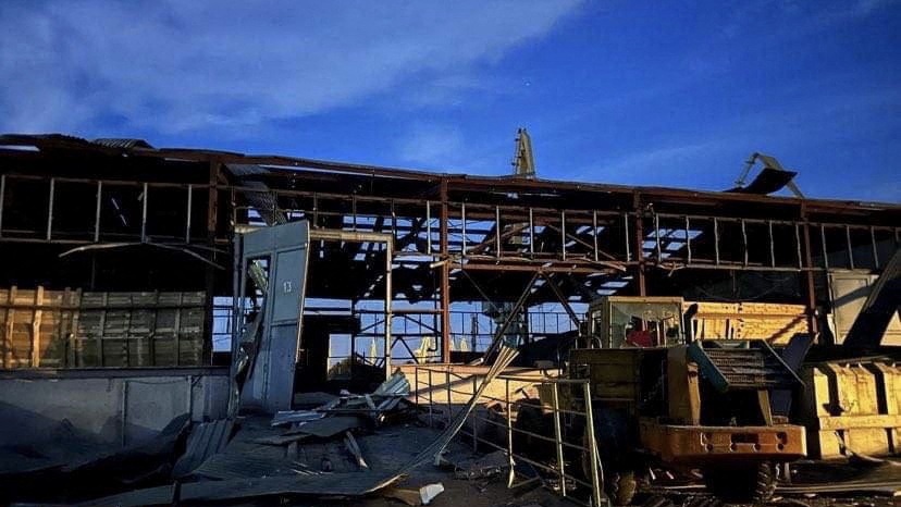 俄羅斯無人機襲敖德薩穀物碼頭，相關建築物受損。 路透社