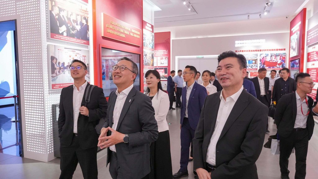 林定國參觀新疆維吾爾自治區成立70周年主題成就展,了解新疆的發展成果。 林定國參觀新疆維吾爾自治區成立70周年主題成就展,了解新疆的發展成果。