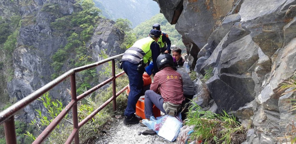 太魯閣有落石砸傷遊客。網上圖片