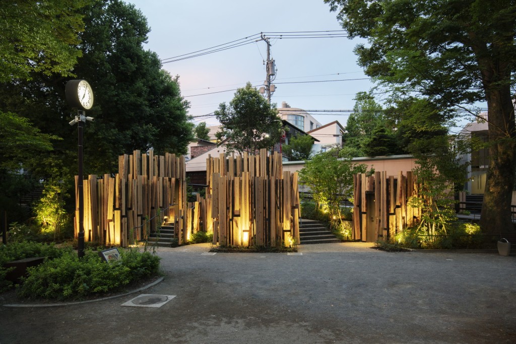 锅岛松涛公园内的公厕夜晚有特色灯光效果。