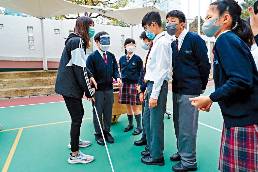 除了輪椅體驗，學校活動亦有設立手語體驗工作坊，及視障人士走路體驗。