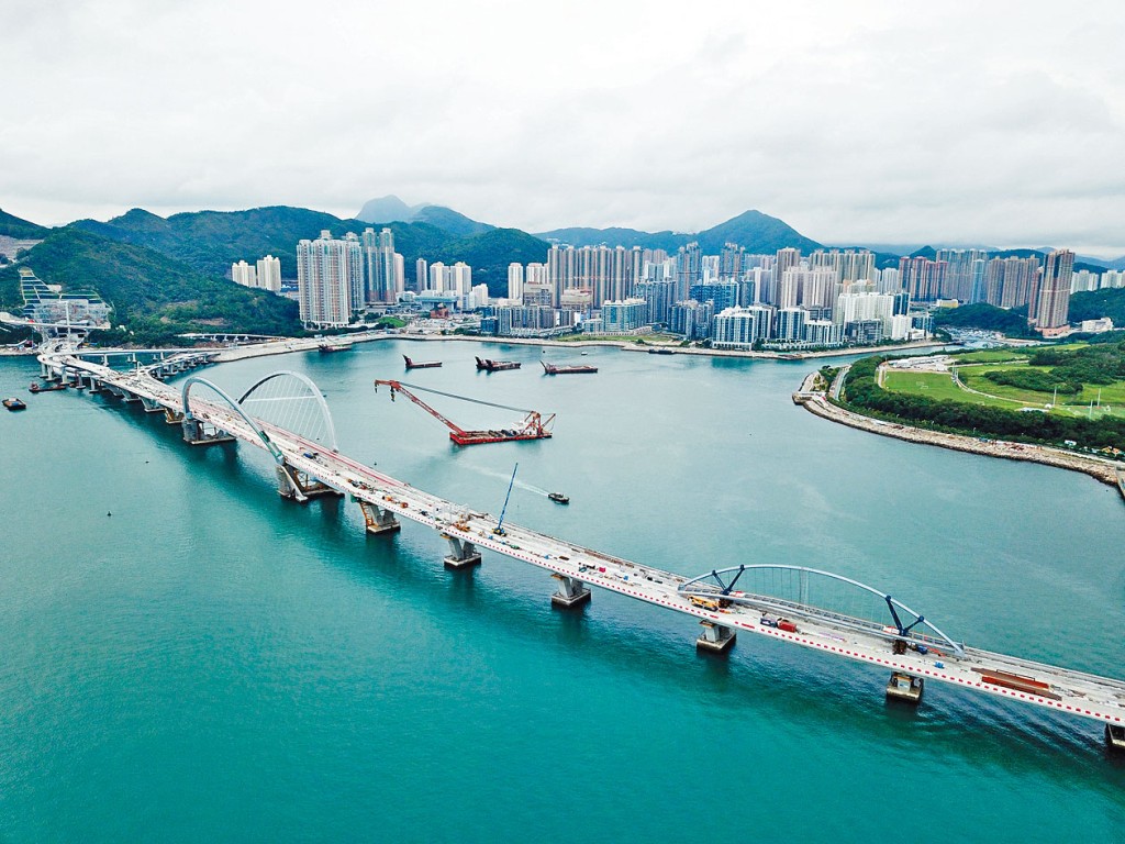 全港首條具備行車、單車徑及行人路功能的海上高架橋、將軍澳跨灣連接路，將舉行公益金百萬行。