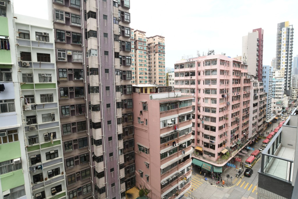 單位外望北帝街及新山道一帶市景。