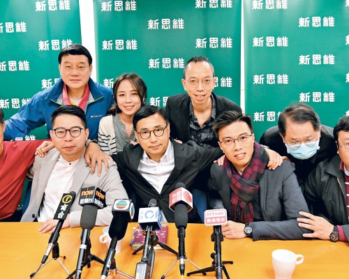 ■新思維會員大會通過授權主席狄志遠（左三）、副主席黃俊瑯（左二）和崔定邦（右三）出選下屆立法會。