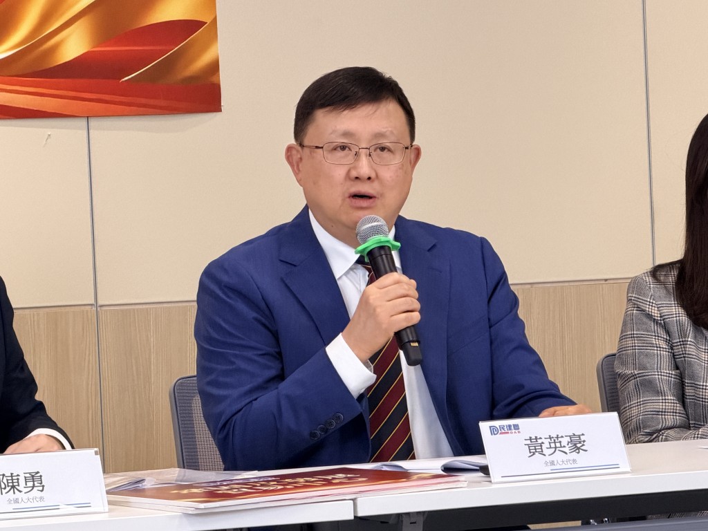 港区全国人大代表黄英豪提出《关于善用国家驻外经贸网络支持港资企业拓展新兴市场的建议》。