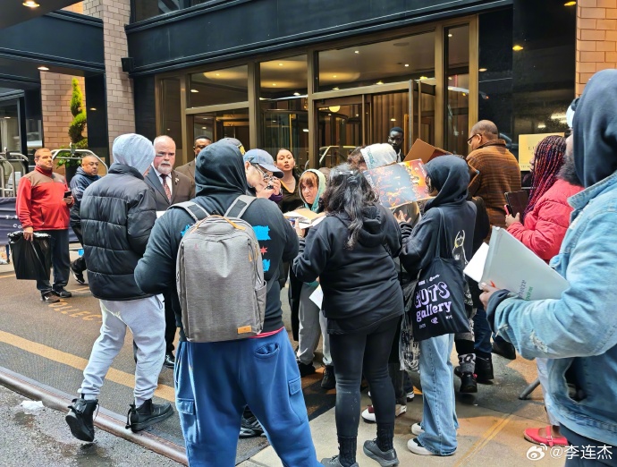 李連杰悠閒地坐地鐵,以為自己沒有人記得。 李連杰悠閒地坐地鐵,以為自己沒有人記得。