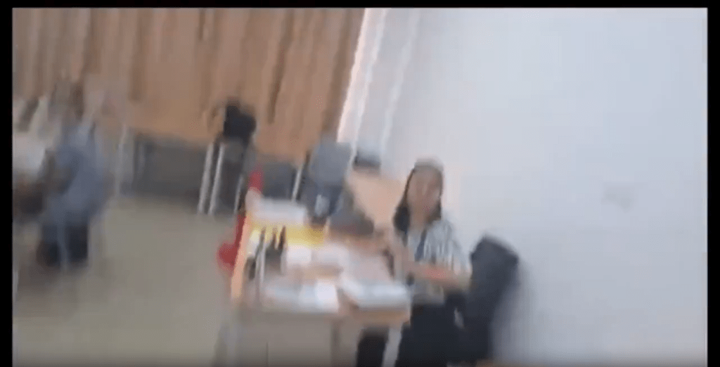 马来暴躁男学生不满利器被收,头戴手机直播挥斧砍伤女教师。Brahim_maldini & chaaaaww@X 马来暴躁男学生不满利器被收,头戴手机直播挥斧砍伤女教师。Brahim_maldini & chaaaaww@X