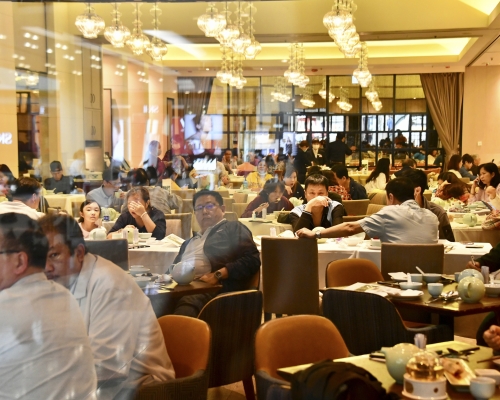 餐務管理協會料今年母親節生意額仍少去年一半。 資料圖片