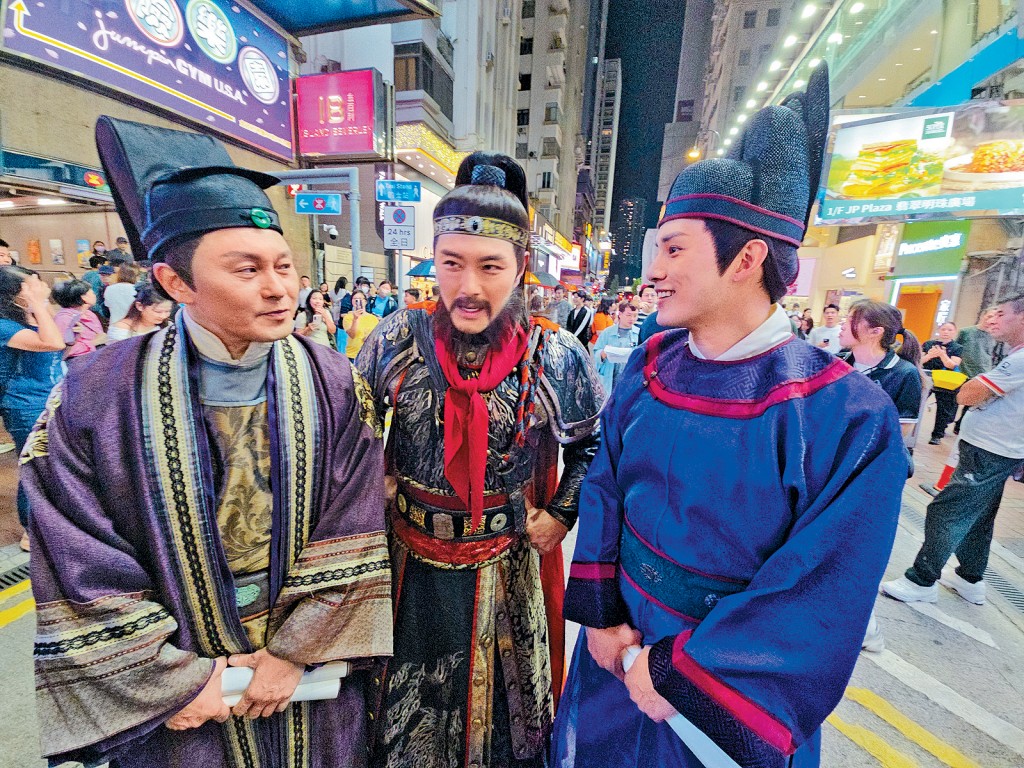 萧正楠、何广沛与曹永廉以剧中造型现身。
