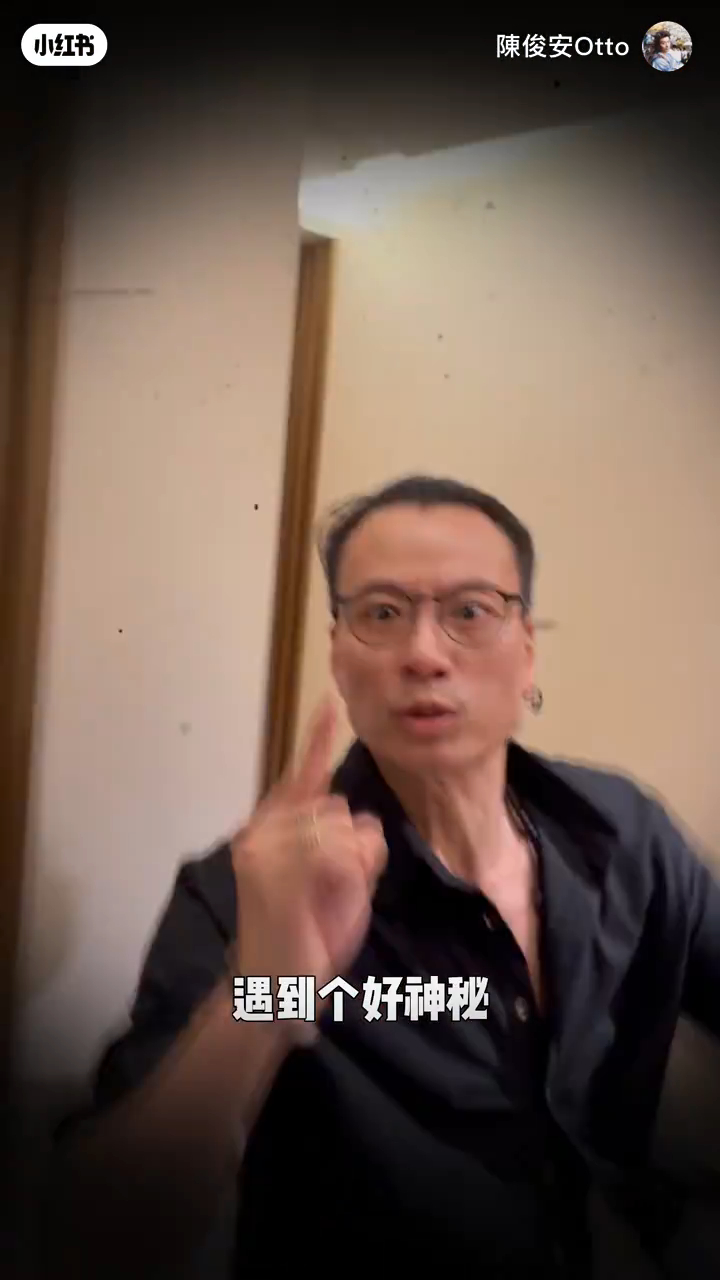陳俊安行為、表情古怪。