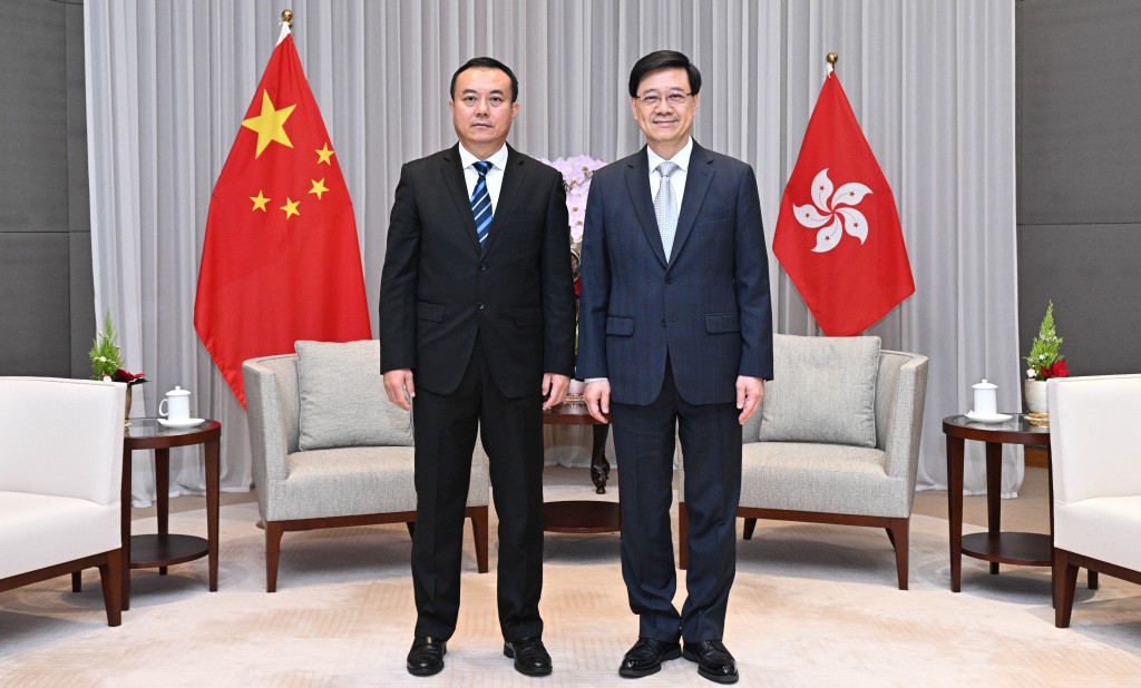 行政长官李家超（右）今日与珠海市委书记、广东省委横琴工委书记陈勇会面。