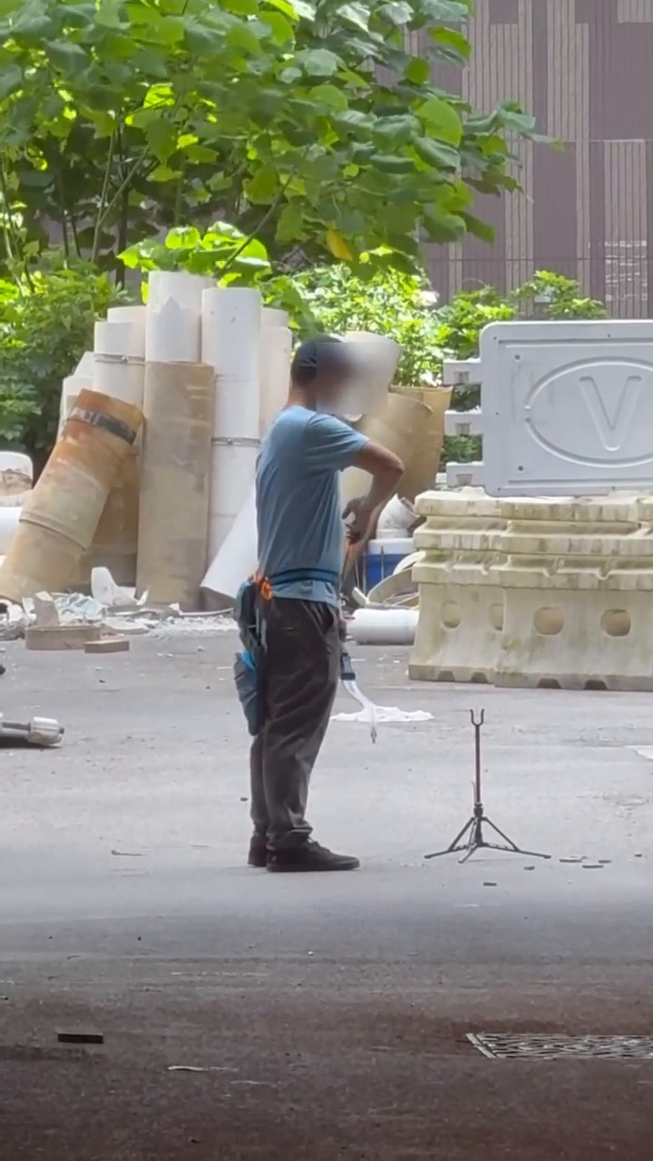 片中一名男子帶齊射箭裝備,懷疑在一地盤 內練習射箭,彎弓射出的一箭,正中箭靶中 央的黃色區域周邊。fb「向香港警察致敬」截圖 片中一名男子帶齊射箭裝備,懷疑在一地盤 內練習射箭,彎弓射出的一箭,正中箭靶中 央的黃色區域周邊。fb「向香港警察致敬」截圖
