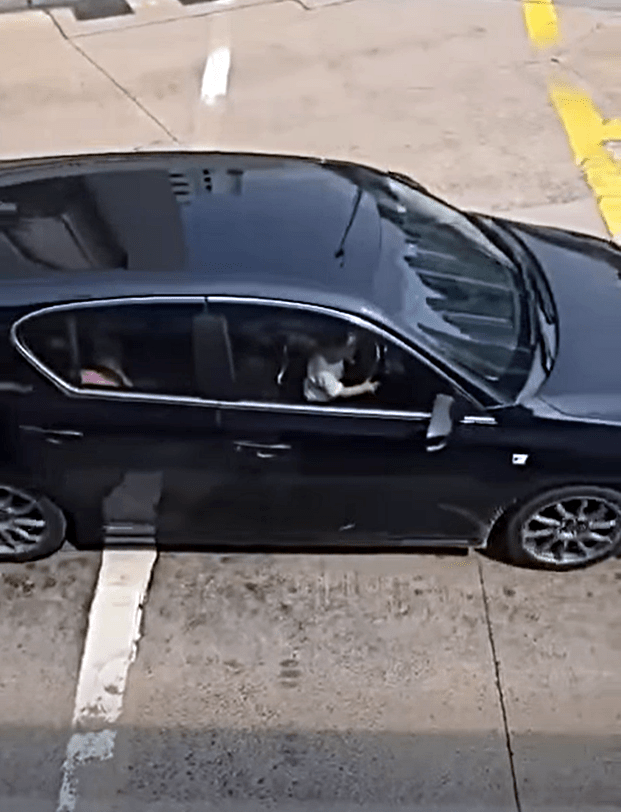 男童雙手握着軚盤。fb：屯門友