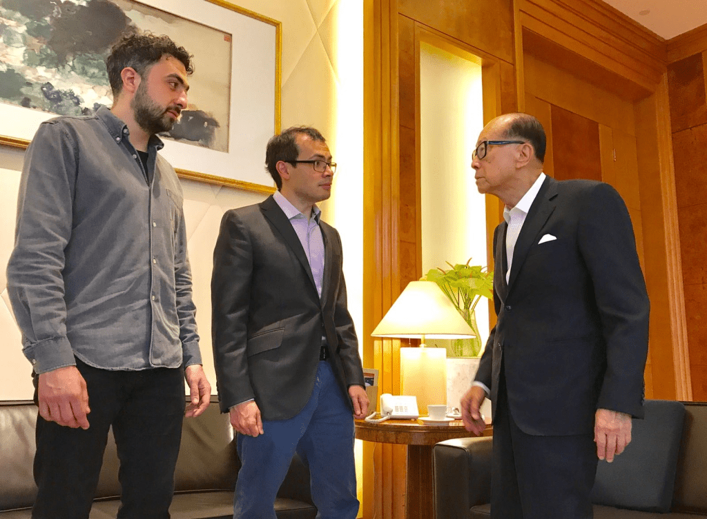 Demis Hassabis（中）与Deepmind另一名创办人Mustafa Suleyman（左），在2017年来港时与李嘉诚会面，席间多次激动得站起来。（李嘉诚基金会图片）  ​